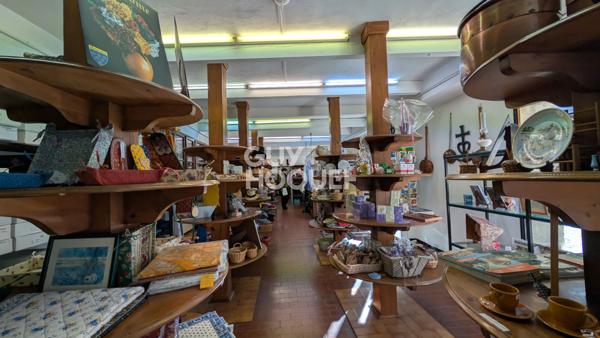 Bâtisse du XVIII siècle composé d'un local commercial et appartement