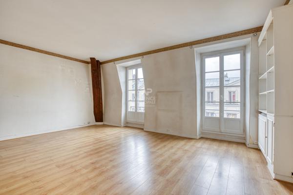 Versailles Notre-Dame rue Hoche Appartement duplex 5 pièces 4 chambres 122.80 m² au sol (109 m² carrez) situé au 3ème et dernier étage avec cave et place de parking en option €890 000 ** - Référence 25551