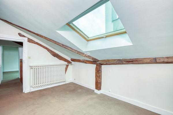 Versailles Notre-Dame rue Hoche Appartement duplex 5 pièces 4 chambres 122.80 m² au sol (109 m² carrez) situé au 3ème et dernier étage avec cave et place de parking en option €890 000 ** - Référence 25551