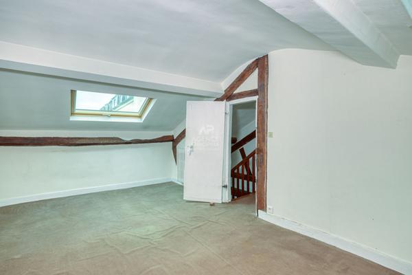 Versailles Notre-Dame rue Hoche Appartement duplex 5 pièces 4 chambres 122.80 m² au sol (109 m² carrez) situé au 3ème et dernier étage avec cave et place de parking en option €890 000 ** - Référence 25551