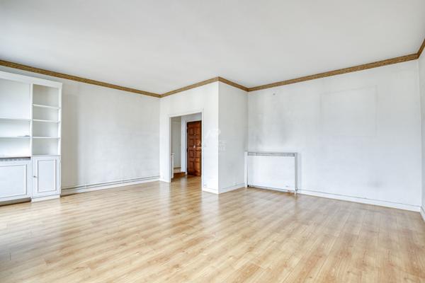 Versailles Notre-Dame rue Hoche Appartement duplex 5 pièces 4 chambres 122.80 m² au sol (109 m² carrez) situé au 3ème et dernier étage avec cave et place de parking en option €890 000 ** - Référence 25551