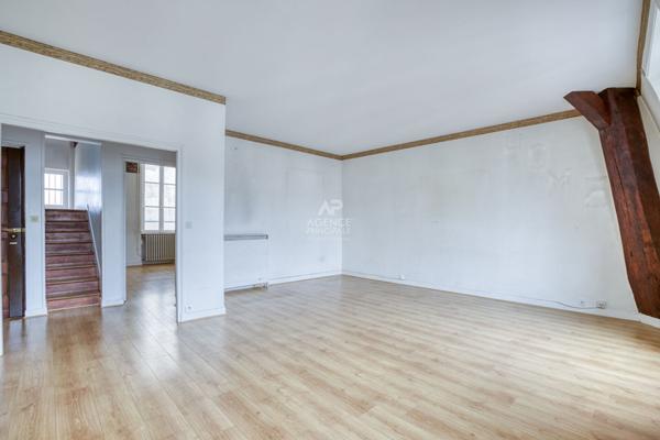 Versailles Notre-Dame rue Hoche Appartement duplex 5 pièces 4 chambres 122.80 m² au sol (109 m² carrez) situé au 3ème et dernier étage avec cave et place de parking en option €890 000 ** - Référence 25551