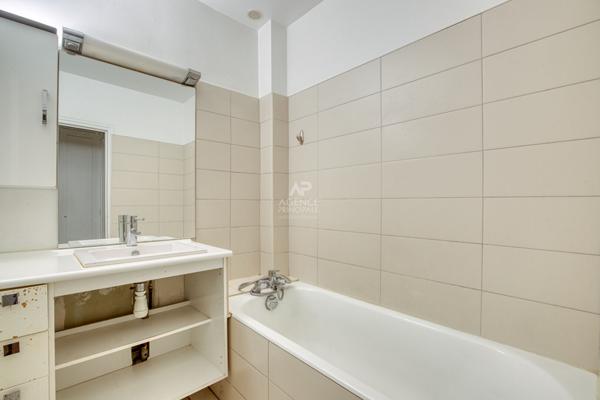 Versailles Notre-Dame rue Hoche Appartement duplex 5 pièces 4 chambres 122.80 m² au sol (109 m² carrez) situé au 3ème et dernier étage avec cave et place de parking en option €890 000 ** - Référence 25551