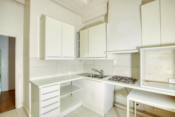 Versailles Notre-Dame rue Hoche Appartement duplex 5 pièces 4 chambres 122.80 m² au sol (109 m² carrez) situé au 3ème et dernier étage avec cave et place de parking en option €890 000 ** - Référence 25551