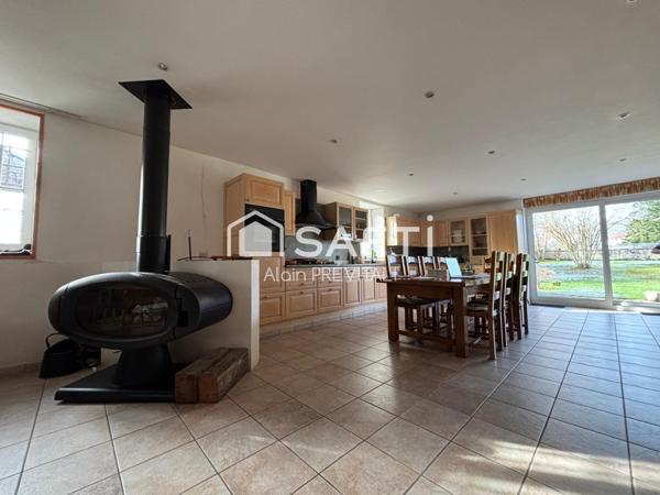 Pièce de vie spacieuse