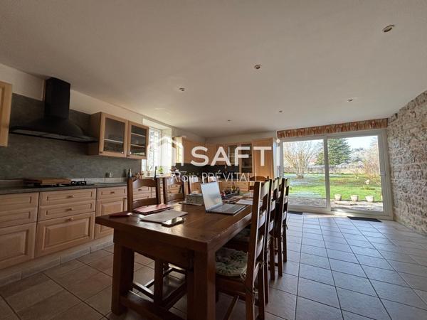 Pièce de vie spacieuse