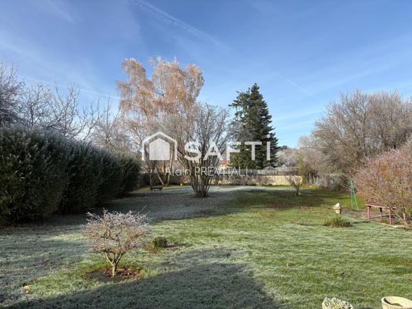 Pièce de vie spacieuse