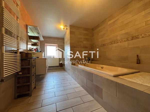 Pièce de vie spacieuse