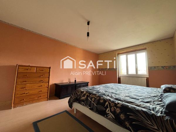 Pièce de vie spacieuse