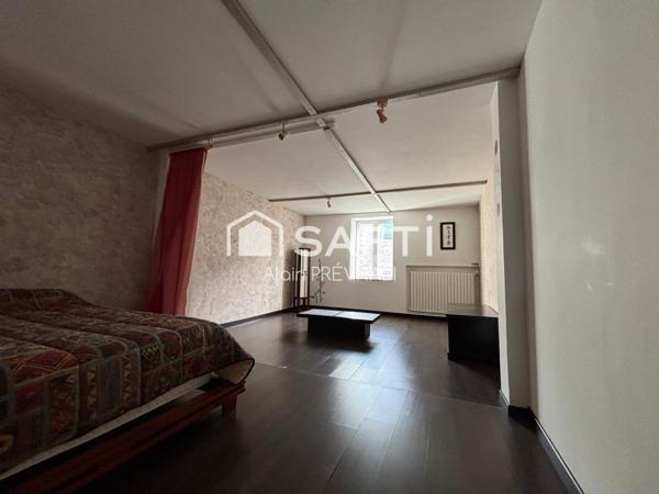 Pièce de vie spacieuse