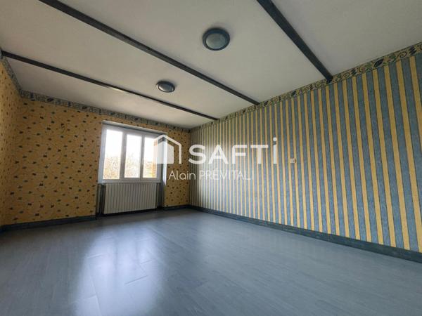 Pièce de vie spacieuse