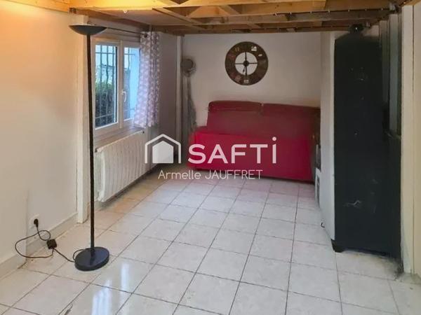 Quartier résidentiel maison non mitoyenne sur ssol