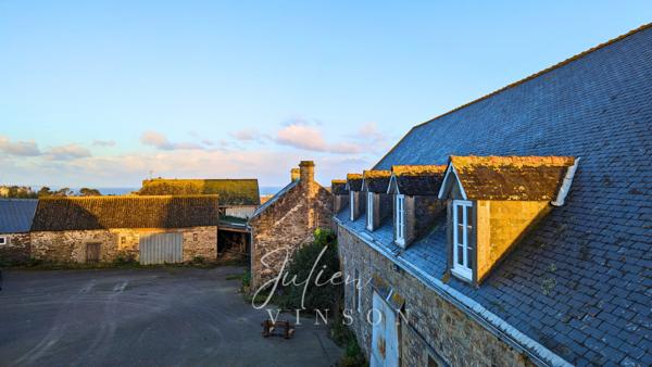 PLONEVEZ-PORZAY MAISON 170 m2 avec 6 CHAMBRES DEPENDANCES EN PIERRES