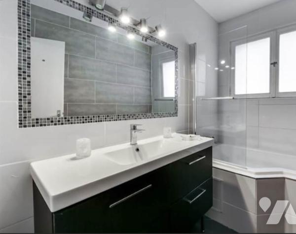 A Cosne-Cours-sur-Loire, au deuxième étage d'une copropriété située à environ 500 m du centre-ville,