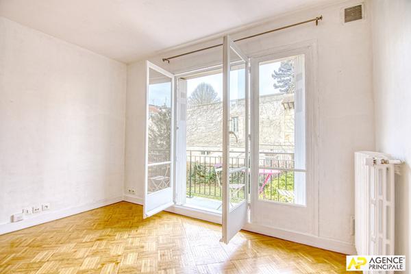 Versailles Notre-Dame les Prés Appartement 2 pièces 42 m² carrez situé au 1er étage avec ascenseur, balcon, cave et parking en sous-sol 370 000 € **  - Référence  27992