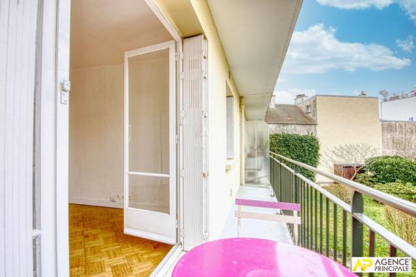 Versailles Notre-Dame les Prés Appartement 2 pièces 42 m² carrez situé au 1er étage avec ascenseur, balcon, cave et parking en sous-sol 370 000 € **  - Référence  27992