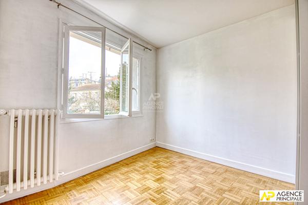 Versailles Notre-Dame les Prés Appartement 2 pièces 42 m² carrez situé au 1er étage avec ascenseur, balcon, cave et parking en sous-sol 370 000 € **  - Référence  27992