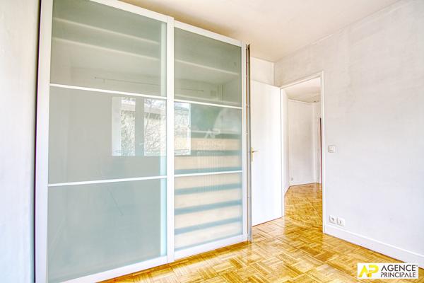 Versailles Notre-Dame les Prés Appartement 2 pièces 42 m² carrez situé au 1er étage avec ascenseur, balcon, cave et parking en sous-sol 370 000 € **  - Référence  27992