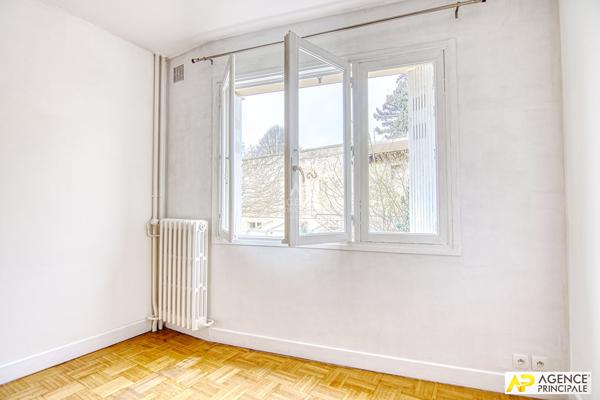 Versailles Notre-Dame les Prés Appartement 2 pièces 42 m² carrez situé au 1er étage avec ascenseur, balcon, cave et parking en sous-sol 370 000 € **  - Référence  27992