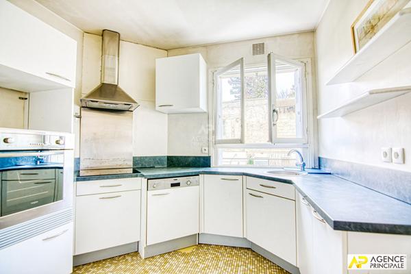 Versailles Notre-Dame les Prés Appartement 2 pièces 42 m² carrez situé au 1er étage avec ascenseur, balcon, cave et parking en sous-sol 370 000 € **  - Référence  27992