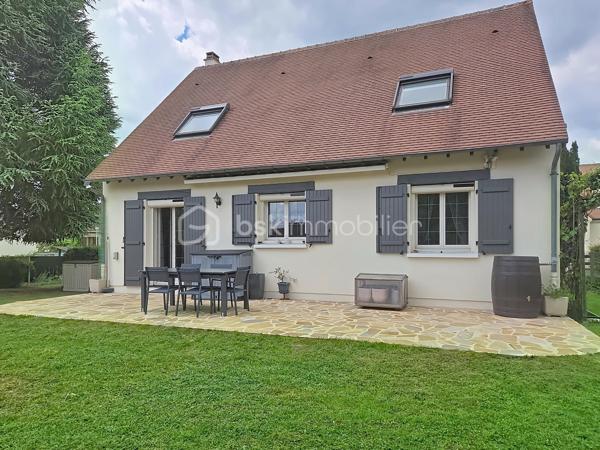 LE PLESSIS-PÂTE Limite BRETIGNY - Idéalement située, dans un secteur calme et très recherché, cette maison familiale est idéale pour les familles avec un parcours scolaire complet à proximité immédiate, vous trouverez le Bus 4533 à 2min à pieds qui mène à la gare de Brétigny en 10min, les commerces des Arcades du Clos à moins de 10min à pieds, ainsi qu'à 5min en voiture de la zone commerciale de la Croix Blanche. Dans une rue pavillonnaire, venez découvrir cette maison construite en 1983 sur un terrain de 623m², et d'une surface d'environ 150m² habitable (pour un total de 220m² au sol avec le sous sol). Au rez de chaussée, une belle entrée avec placard, un vaste séjour avec salon, salle à manger et sa cheminée, une cuisine indépendante aménagée et équipée accessible par l'entrée mais également par la pièce à vivre. Des portes vitrées permettent d'accéder au jardin et principalement à une belle terrasse exposée plein Sud. Une première chambre, une salle de douche et un toilette séparé complètent ce niveau. Au premier étage, un dégagement qui dessert trois grandes chambres, une salle de bains, un dressing et un toilette séparé avec lave main. Un accès au grenier est présent à ce niveau. Enfin au sous sol, une buanderie, un atelier, une cave à vins, une pièce de stockage, un grand garage avec porte électrique. Dans le jardin, un barbecue en pierre, une rampe d'accès au garage, une cabane de jardin. Pas de travaux de gros œuvre à prévoir, fenêtres en double vitrage bois/aluminium, volets roulants électriques. Travaux de rafraichissement et modernisation dans certaines pièces à prévoir
