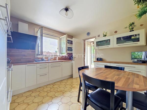 LE PLESSIS-PÂTE Limite BRETIGNY - Idéalement située, dans un secteur calme et très recherché, cette maison familiale est idéale pour les familles avec un parcours scolaire complet à proximité immédiate, vous trouverez le Bus 4533 à 2min à pieds qui mène à la gare de Brétigny en 10min, les commerces des Arcades du Clos à moins de 10min à pieds, ainsi qu'à 5min en voiture de la zone commerciale de la Croix Blanche. Dans une rue pavillonnaire, venez découvrir cette maison construite en 1983 sur un terrain de 623m², et d'une surface d'environ 150m² habitable (pour un total de 220m² au sol avec le sous sol). Au rez de chaussée, une belle entrée avec placard, un vaste séjour avec salon, salle à manger et sa cheminée, une cuisine indépendante aménagée et équipée accessible par l'entrée mais également par la pièce à vivre. Des portes vitrées permettent d'accéder au jardin et principalement à une belle terrasse exposée plein Sud. Une première chambre, une salle de douche et un toilette séparé complètent ce niveau. Au premier étage, un dégagement qui dessert trois grandes chambres, une salle de bains, un dressing et un toilette séparé avec lave main. Un accès au grenier est présent à ce niveau. Enfin au sous sol, une buanderie, un atelier, une cave à vins, une pièce de stockage, un grand garage avec porte électrique. Dans le jardin, un barbecue en pierre, une rampe d'accès au garage, une cabane de jardin. Pas de travaux de gros œuvre à prévoir, fenêtres en double vitrage bois/aluminium, volets roulants électriques. Travaux de rafraichissement et modernisation dans certaines pièces à prévoir