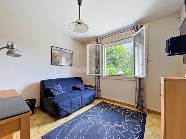 LE PLESSIS-PÂTE Limite BRETIGNY - Idéalement située, dans un secteur calme et très recherché, cette maison familiale est idéale pour les familles avec un parcours scolaire complet à proximité immédiate, vous trouverez le Bus 4533 à 2min à pieds qui mène à la gare de Brétigny en 10min, les commerces des Arcades du Clos à moins de 10min à pieds, ainsi qu'à 5min en voiture de la zone commerciale de la Croix Blanche. Dans une rue pavillonnaire, venez découvrir cette maison construite en 1983 sur un terrain de 623m², et d'une surface d'environ 150m² habitable (pour un total de 220m² au sol avec le sous sol). Au rez de chaussée, une belle entrée avec placard, un vaste séjour avec salon, salle à manger et sa cheminée, une cuisine indépendante aménagée et équipée accessible par l'entrée mais également par la pièce à vivre. Des portes vitrées permettent d'accéder au jardin et principalement à une belle terrasse exposée plein Sud. Une première chambre, une salle de douche et un toilette séparé complètent ce niveau. Au premier étage, un dégagement qui dessert trois grandes chambres, une salle de bains, un dressing et un toilette séparé avec lave main. Un accès au grenier est présent à ce niveau. Enfin au sous sol, une buanderie, un atelier, une cave à vins, une pièce de stockage, un grand garage avec porte électrique. Dans le jardin, un barbecue en pierre, une rampe d'accès au garage, une cabane de jardin. Pas de travaux de gros œuvre à prévoir, fenêtres en double vitrage bois/aluminium, volets roulants électriques. Travaux de rafraichissement et modernisation dans certaines pièces à prévoir