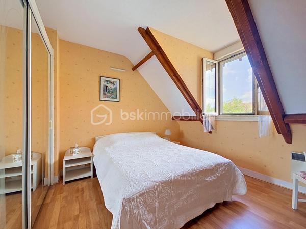 LE PLESSIS-PÂTE Limite BRETIGNY - Idéalement située, dans un secteur calme et très recherché, cette maison familiale est idéale pour les familles avec un parcours scolaire complet à proximité immédiate, vous trouverez le Bus 4533 à 2min à pieds qui mène à la gare de Brétigny en 10min, les commerces des Arcades du Clos à moins de 10min à pieds, ainsi qu'à 5min en voiture de la zone commerciale de la Croix Blanche. Dans une rue pavillonnaire, venez découvrir cette maison construite en 1983 sur un terrain de 623m², et d'une surface d'environ 150m² habitable (pour un total de 220m² au sol avec le sous sol). Au rez de chaussée, une belle entrée avec placard, un vaste séjour avec salon, salle à manger et sa cheminée, une cuisine indépendante aménagée et équipée accessible par l'entrée mais également par la pièce à vivre. Des portes vitrées permettent d'accéder au jardin et principalement à une belle terrasse exposée plein Sud. Une première chambre, une salle de douche et un toilette séparé complètent ce niveau. Au premier étage, un dégagement qui dessert trois grandes chambres, une salle de bains, un dressing et un toilette séparé avec lave main. Un accès au grenier est présent à ce niveau. Enfin au sous sol, une buanderie, un atelier, une cave à vins, une pièce de stockage, un grand garage avec porte électrique. Dans le jardin, un barbecue en pierre, une rampe d'accès au garage, une cabane de jardin. Pas de travaux de gros œuvre à prévoir, fenêtres en double vitrage bois/aluminium, volets roulants électriques. Travaux de rafraichissement et modernisation dans certaines pièces à prévoir