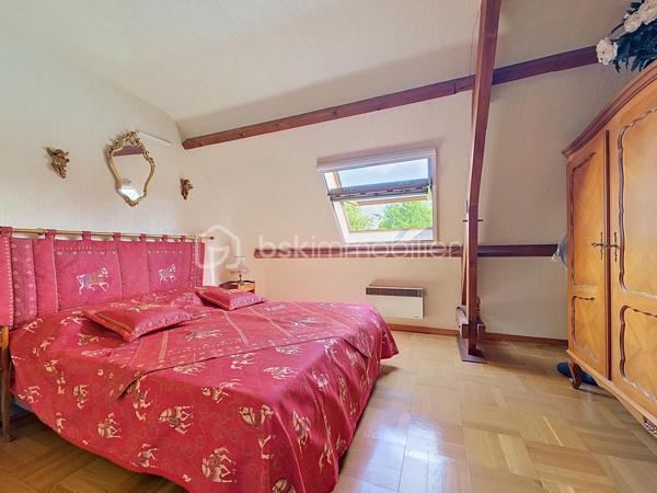LE PLESSIS-PÂTE Limite BRETIGNY - Idéalement située, dans un secteur calme et très recherché, cette maison familiale est idéale pour les familles avec un parcours scolaire complet à proximité immédiate, vous trouverez le Bus 4533 à 2min à pieds qui mène à la gare de Brétigny en 10min, les commerces des Arcades du Clos à moins de 10min à pieds, ainsi qu'à 5min en voiture de la zone commerciale de la Croix Blanche. Dans une rue pavillonnaire, venez découvrir cette maison construite en 1983 sur un terrain de 623m², et d'une surface d'environ 150m² habitable (pour un total de 220m² au sol avec le sous sol). Au rez de chaussée, une belle entrée avec placard, un vaste séjour avec salon, salle à manger et sa cheminée, une cuisine indépendante aménagée et équipée accessible par l'entrée mais également par la pièce à vivre. Des portes vitrées permettent d'accéder au jardin et principalement à une belle terrasse exposée plein Sud. Une première chambre, une salle de douche et un toilette séparé complètent ce niveau. Au premier étage, un dégagement qui dessert trois grandes chambres, une salle de bains, un dressing et un toilette séparé avec lave main. Un accès au grenier est présent à ce niveau. Enfin au sous sol, une buanderie, un atelier, une cave à vins, une pièce de stockage, un grand garage avec porte électrique. Dans le jardin, un barbecue en pierre, une rampe d'accès au garage, une cabane de jardin. Pas de travaux de gros œuvre à prévoir, fenêtres en double vitrage bois/aluminium, volets roulants électriques. Travaux de rafraichissement et modernisation dans certaines pièces à prévoir