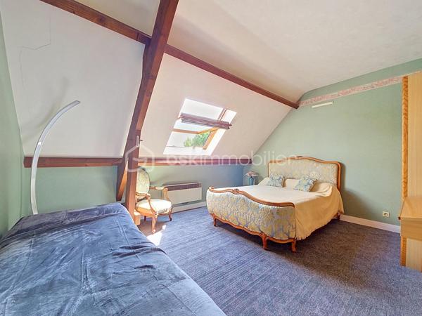 LE PLESSIS-PÂTE Limite BRETIGNY - Idéalement située, dans un secteur calme et très recherché, cette maison familiale est idéale pour les familles avec un parcours scolaire complet à proximité immédiate, vous trouverez le Bus 4533 à 2min à pieds qui mène à la gare de Brétigny en 10min, les commerces des Arcades du Clos à moins de 10min à pieds, ainsi qu'à 5min en voiture de la zone commerciale de la Croix Blanche. Dans une rue pavillonnaire, venez découvrir cette maison construite en 1983 sur un terrain de 623m², et d'une surface d'environ 150m² habitable (pour un total de 220m² au sol avec le sous sol). Au rez de chaussée, une belle entrée avec placard, un vaste séjour avec salon, salle à manger et sa cheminée, une cuisine indépendante aménagée et équipée accessible par l'entrée mais également par la pièce à vivre. Des portes vitrées permettent d'accéder au jardin et principalement à une belle terrasse exposée plein Sud. Une première chambre, une salle de douche et un toilette séparé complètent ce niveau. Au premier étage, un dégagement qui dessert trois grandes chambres, une salle de bains, un dressing et un toilette séparé avec lave main. Un accès au grenier est présent à ce niveau. Enfin au sous sol, une buanderie, un atelier, une cave à vins, une pièce de stockage, un grand garage avec porte électrique. Dans le jardin, un barbecue en pierre, une rampe d'accès au garage, une cabane de jardin. Pas de travaux de gros œuvre à prévoir, fenêtres en double vitrage bois/aluminium, volets roulants électriques. Travaux de rafraichissement et modernisation dans certaines pièces à prévoir