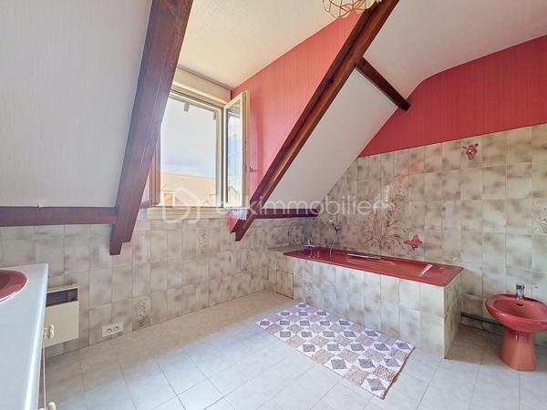 LE PLESSIS-PÂTE Limite BRETIGNY - Idéalement située, dans un secteur calme et très recherché, cette maison familiale est idéale pour les familles avec un parcours scolaire complet à proximité immédiate, vous trouverez le Bus 4533 à 2min à pieds qui mène à la gare de Brétigny en 10min, les commerces des Arcades du Clos à moins de 10min à pieds, ainsi qu'à 5min en voiture de la zone commerciale de la Croix Blanche. Dans une rue pavillonnaire, venez découvrir cette maison construite en 1983 sur un terrain de 623m², et d'une surface d'environ 150m² habitable (pour un total de 220m² au sol avec le sous sol). Au rez de chaussée, une belle entrée avec placard, un vaste séjour avec salon, salle à manger et sa cheminée, une cuisine indépendante aménagée et équipée accessible par l'entrée mais également par la pièce à vivre. Des portes vitrées permettent d'accéder au jardin et principalement à une belle terrasse exposée plein Sud. Une première chambre, une salle de douche et un toilette séparé complètent ce niveau. Au premier étage, un dégagement qui dessert trois grandes chambres, une salle de bains, un dressing et un toilette séparé avec lave main. Un accès au grenier est présent à ce niveau. Enfin au sous sol, une buanderie, un atelier, une cave à vins, une pièce de stockage, un grand garage avec porte électrique. Dans le jardin, un barbecue en pierre, une rampe d'accès au garage, une cabane de jardin. Pas de travaux de gros œuvre à prévoir, fenêtres en double vitrage bois/aluminium, volets roulants électriques. Travaux de rafraichissement et modernisation dans certaines pièces à prévoir