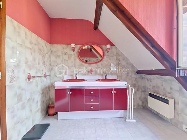 LE PLESSIS-PÂTE Limite BRETIGNY - Idéalement située, dans un secteur calme et très recherché, cette maison familiale est idéale pour les familles avec un parcours scolaire complet à proximité immédiate, vous trouverez le Bus 4533 à 2min à pieds qui mène à la gare de Brétigny en 10min, les commerces des Arcades du Clos à moins de 10min à pieds, ainsi qu'à 5min en voiture de la zone commerciale de la Croix Blanche. Dans une rue pavillonnaire, venez découvrir cette maison construite en 1983 sur un terrain de 623m², et d'une surface d'environ 150m² habitable (pour un total de 220m² au sol avec le sous sol). Au rez de chaussée, une belle entrée avec placard, un vaste séjour avec salon, salle à manger et sa cheminée, une cuisine indépendante aménagée et équipée accessible par l'entrée mais également par la pièce à vivre. Des portes vitrées permettent d'accéder au jardin et principalement à une belle terrasse exposée plein Sud. Une première chambre, une salle de douche et un toilette séparé complètent ce niveau. Au premier étage, un dégagement qui dessert trois grandes chambres, une salle de bains, un dressing et un toilette séparé avec lave main. Un accès au grenier est présent à ce niveau. Enfin au sous sol, une buanderie, un atelier, une cave à vins, une pièce de stockage, un grand garage avec porte électrique. Dans le jardin, un barbecue en pierre, une rampe d'accès au garage, une cabane de jardin. Pas de travaux de gros œuvre à prévoir, fenêtres en double vitrage bois/aluminium, volets roulants électriques. Travaux de rafraichissement et modernisation dans certaines pièces à prévoir