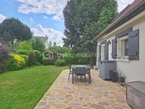 LE PLESSIS-PÂTE Limite BRETIGNY - Idéalement située, dans un secteur calme et très recherché, cette maison familiale est idéale pour les familles avec un parcours scolaire complet à proximité immédiate, vous trouverez le Bus 4533 à 2min à pieds qui mène à la gare de Brétigny en 10min, les commerces des Arcades du Clos à moins de 10min à pieds, ainsi qu'à 5min en voiture de la zone commerciale de la Croix Blanche. Dans une rue pavillonnaire, venez découvrir cette maison construite en 1983 sur un terrain de 623m², et d'une surface d'environ 150m² habitable (pour un total de 220m² au sol avec le sous sol). Au rez de chaussée, une belle entrée avec placard, un vaste séjour avec salon, salle à manger et sa cheminée, une cuisine indépendante aménagée et équipée accessible par l'entrée mais également par la pièce à vivre. Des portes vitrées permettent d'accéder au jardin et principalement à une belle terrasse exposée plein Sud. Une première chambre, une salle de douche et un toilette séparé complètent ce niveau. Au premier étage, un dégagement qui dessert trois grandes chambres, une salle de bains, un dressing et un toilette séparé avec lave main. Un accès au grenier est présent à ce niveau. Enfin au sous sol, une buanderie, un atelier, une cave à vins, une pièce de stockage, un grand garage avec porte électrique. Dans le jardin, un barbecue en pierre, une rampe d'accès au garage, une cabane de jardin. Pas de travaux de gros œuvre à prévoir, fenêtres en double vitrage bois/aluminium, volets roulants électriques. Travaux de rafraichissement et modernisation dans certaines pièces à prévoir