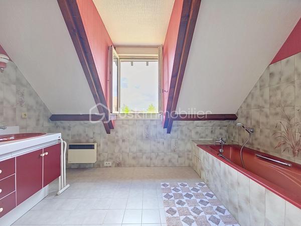 LE PLESSIS-PÂTE Limite BRETIGNY - Idéalement située, dans un secteur calme et très recherché, cette maison familiale est idéale pour les familles avec un parcours scolaire complet à proximité immédiate, vous trouverez le Bus 4533 à 2min à pieds qui mène à la gare de Brétigny en 10min, les commerces des Arcades du Clos à moins de 10min à pieds, ainsi qu'à 5min en voiture de la zone commerciale de la Croix Blanche. Dans une rue pavillonnaire, venez découvrir cette maison construite en 1983 sur un terrain de 623m², et d'une surface d'environ 150m² habitable (pour un total de 220m² au sol avec le sous sol). Au rez de chaussée, une belle entrée avec placard, un vaste séjour avec salon, salle à manger et sa cheminée, une cuisine indépendante aménagée et équipée accessible par l'entrée mais également par la pièce à vivre. Des portes vitrées permettent d'accéder au jardin et principalement à une belle terrasse exposée plein Sud. Une première chambre, une salle de douche et un toilette séparé complètent ce niveau. Au premier étage, un dégagement qui dessert trois grandes chambres, une salle de bains, un dressing et un toilette séparé avec lave main. Un accès au grenier est présent à ce niveau. Enfin au sous sol, une buanderie, un atelier, une cave à vins, une pièce de stockage, un grand garage avec porte électrique. Dans le jardin, un barbecue en pierre, une rampe d'accès au garage, une cabane de jardin. Pas de travaux de gros œuvre à prévoir, fenêtres en double vitrage bois/aluminium, volets roulants électriques. Travaux de rafraichissement et modernisation dans certaines pièces à prévoir