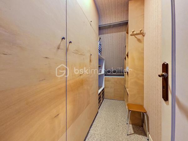 LE PLESSIS-PÂTE Limite BRETIGNY - Idéalement située, dans un secteur calme et très recherché, cette maison familiale est idéale pour les familles avec un parcours scolaire complet à proximité immédiate, vous trouverez le Bus 4533 à 2min à pieds qui mène à la gare de Brétigny en 10min, les commerces des Arcades du Clos à moins de 10min à pieds, ainsi qu'à 5min en voiture de la zone commerciale de la Croix Blanche. Dans une rue pavillonnaire, venez découvrir cette maison construite en 1983 sur un terrain de 623m², et d'une surface d'environ 150m² habitable (pour un total de 220m² au sol avec le sous sol). Au rez de chaussée, une belle entrée avec placard, un vaste séjour avec salon, salle à manger et sa cheminée, une cuisine indépendante aménagée et équipée accessible par l'entrée mais également par la pièce à vivre. Des portes vitrées permettent d'accéder au jardin et principalement à une belle terrasse exposée plein Sud. Une première chambre, une salle de douche et un toilette séparé complètent ce niveau. Au premier étage, un dégagement qui dessert trois grandes chambres, une salle de bains, un dressing et un toilette séparé avec lave main. Un accès au grenier est présent à ce niveau. Enfin au sous sol, une buanderie, un atelier, une cave à vins, une pièce de stockage, un grand garage avec porte électrique. Dans le jardin, un barbecue en pierre, une rampe d'accès au garage, une cabane de jardin. Pas de travaux de gros œuvre à prévoir, fenêtres en double vitrage bois/aluminium, volets roulants électriques. Travaux de rafraichissement et modernisation dans certaines pièces à prévoir