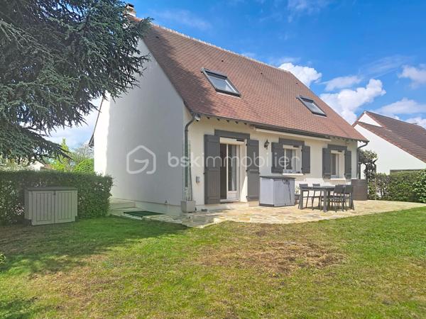 LE PLESSIS-PÂTE Limite BRETIGNY - Idéalement située, dans un secteur calme et très recherché, cette maison familiale est idéale pour les familles avec un parcours scolaire complet à proximité immédiate, vous trouverez le Bus 4533 à 2min à pieds qui mène à la gare de Brétigny en 10min, les commerces des Arcades du Clos à moins de 10min à pieds, ainsi qu'à 5min en voiture de la zone commerciale de la Croix Blanche. Dans une rue pavillonnaire, venez découvrir cette maison construite en 1983 sur un terrain de 623m², et d'une surface d'environ 150m² habitable (pour un total de 220m² au sol avec le sous sol). Au rez de chaussée, une belle entrée avec placard, un vaste séjour avec salon, salle à manger et sa cheminée, une cuisine indépendante aménagée et équipée accessible par l'entrée mais également par la pièce à vivre. Des portes vitrées permettent d'accéder au jardin et principalement à une belle terrasse exposée plein Sud. Une première chambre, une salle de douche et un toilette séparé complètent ce niveau. Au premier étage, un dégagement qui dessert trois grandes chambres, une salle de bains, un dressing et un toilette séparé avec lave main. Un accès au grenier est présent à ce niveau. Enfin au sous sol, une buanderie, un atelier, une cave à vins, une pièce de stockage, un grand garage avec porte électrique. Dans le jardin, un barbecue en pierre, une rampe d'accès au garage, une cabane de jardin. Pas de travaux de gros œuvre à prévoir, fenêtres en double vitrage bois/aluminium, volets roulants électriques. Travaux de rafraichissement et modernisation dans certaines pièces à prévoir