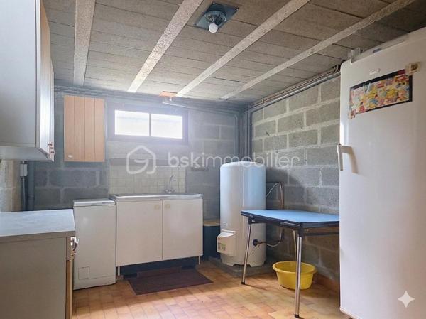 LE PLESSIS-PÂTE Limite BRETIGNY - Idéalement située, dans un secteur calme et très recherché, cette maison familiale est idéale pour les familles avec un parcours scolaire complet à proximité immédiate, vous trouverez le Bus 4533 à 2min à pieds qui mène à la gare de Brétigny en 10min, les commerces des Arcades du Clos à moins de 10min à pieds, ainsi qu'à 5min en voiture de la zone commerciale de la Croix Blanche. Dans une rue pavillonnaire, venez découvrir cette maison construite en 1983 sur un terrain de 623m², et d'une surface d'environ 150m² habitable (pour un total de 220m² au sol avec le sous sol). Au rez de chaussée, une belle entrée avec placard, un vaste séjour avec salon, salle à manger et sa cheminée, une cuisine indépendante aménagée et équipée accessible par l'entrée mais également par la pièce à vivre. Des portes vitrées permettent d'accéder au jardin et principalement à une belle terrasse exposée plein Sud. Une première chambre, une salle de douche et un toilette séparé complètent ce niveau. Au premier étage, un dégagement qui dessert trois grandes chambres, une salle de bains, un dressing et un toilette séparé avec lave main. Un accès au grenier est présent à ce niveau. Enfin au sous sol, une buanderie, un atelier, une cave à vins, une pièce de stockage, un grand garage avec porte électrique. Dans le jardin, un barbecue en pierre, une rampe d'accès au garage, une cabane de jardin. Pas de travaux de gros œuvre à prévoir, fenêtres en double vitrage bois/aluminium, volets roulants électriques. Travaux de rafraichissement et modernisation dans certaines pièces à prévoir