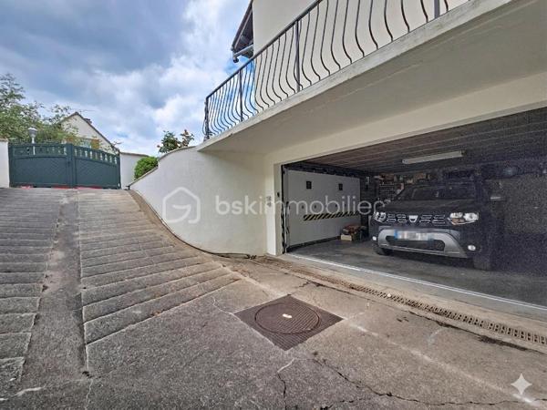 LE PLESSIS-PÂTE Limite BRETIGNY - Idéalement située, dans un secteur calme et très recherché, cette maison familiale est idéale pour les familles avec un parcours scolaire complet à proximité immédiate, vous trouverez le Bus 4533 à 2min à pieds qui mène à la gare de Brétigny en 10min, les commerces des Arcades du Clos à moins de 10min à pieds, ainsi qu'à 5min en voiture de la zone commerciale de la Croix Blanche. Dans une rue pavillonnaire, venez découvrir cette maison construite en 1983 sur un terrain de 623m², et d'une surface d'environ 150m² habitable (pour un total de 220m² au sol avec le sous sol). Au rez de chaussée, une belle entrée avec placard, un vaste séjour avec salon, salle à manger et sa cheminée, une cuisine indépendante aménagée et équipée accessible par l'entrée mais également par la pièce à vivre. Des portes vitrées permettent d'accéder au jardin et principalement à une belle terrasse exposée plein Sud. Une première chambre, une salle de douche et un toilette séparé complètent ce niveau. Au premier étage, un dégagement qui dessert trois grandes chambres, une salle de bains, un dressing et un toilette séparé avec lave main. Un accès au grenier est présent à ce niveau. Enfin au sous sol, une buanderie, un atelier, une cave à vins, une pièce de stockage, un grand garage avec porte électrique. Dans le jardin, un barbecue en pierre, une rampe d'accès au garage, une cabane de jardin. Pas de travaux de gros œuvre à prévoir, fenêtres en double vitrage bois/aluminium, volets roulants électriques. Travaux de rafraichissement et modernisation dans certaines pièces à prévoir