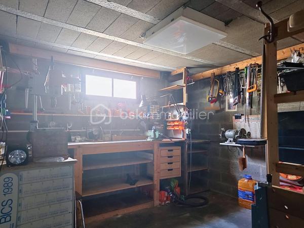 LE PLESSIS-PÂTE Limite BRETIGNY - Idéalement située, dans un secteur calme et très recherché, cette maison familiale est idéale pour les familles avec un parcours scolaire complet à proximité immédiate, vous trouverez le Bus 4533 à 2min à pieds qui mène à la gare de Brétigny en 10min, les commerces des Arcades du Clos à moins de 10min à pieds, ainsi qu'à 5min en voiture de la zone commerciale de la Croix Blanche. Dans une rue pavillonnaire, venez découvrir cette maison construite en 1983 sur un terrain de 623m², et d'une surface d'environ 150m² habitable (pour un total de 220m² au sol avec le sous sol). Au rez de chaussée, une belle entrée avec placard, un vaste séjour avec salon, salle à manger et sa cheminée, une cuisine indépendante aménagée et équipée accessible par l'entrée mais également par la pièce à vivre. Des portes vitrées permettent d'accéder au jardin et principalement à une belle terrasse exposée plein Sud. Une première chambre, une salle de douche et un toilette séparé complètent ce niveau. Au premier étage, un dégagement qui dessert trois grandes chambres, une salle de bains, un dressing et un toilette séparé avec lave main. Un accès au grenier est présent à ce niveau. Enfin au sous sol, une buanderie, un atelier, une cave à vins, une pièce de stockage, un grand garage avec porte électrique. Dans le jardin, un barbecue en pierre, une rampe d'accès au garage, une cabane de jardin. Pas de travaux de gros œuvre à prévoir, fenêtres en double vitrage bois/aluminium, volets roulants électriques. Travaux de rafraichissement et modernisation dans certaines pièces à prévoir