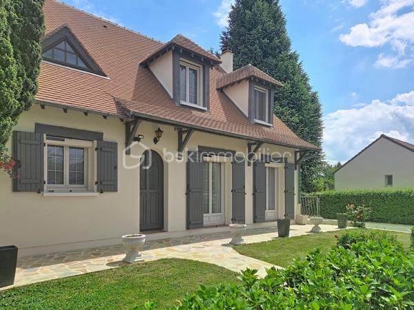 LE PLESSIS-PÂTE Limite BRETIGNY - Idéalement située, dans un secteur calme et très recherché, cette maison familiale est idéale pour les familles avec un parcours scolaire complet à proximité immédiate, vous trouverez le Bus 4533 à 2min à pieds qui mène à la gare de Brétigny en 10min, les commerces des Arcades du Clos à moins de 10min à pieds, ainsi qu'à 5min en voiture de la zone commerciale de la Croix Blanche. Dans une rue pavillonnaire, venez découvrir cette maison construite en 1983 sur un terrain de 623m², et d'une surface d'environ 150m² habitable (pour un total de 220m² au sol avec le sous sol). Au rez de chaussée, une belle entrée avec placard, un vaste séjour avec salon, salle à manger et sa cheminée, une cuisine indépendante aménagée et équipée accessible par l'entrée mais également par la pièce à vivre. Des portes vitrées permettent d'accéder au jardin et principalement à une belle terrasse exposée plein Sud. Une première chambre, une salle de douche et un toilette séparé complètent ce niveau. Au premier étage, un dégagement qui dessert trois grandes chambres, une salle de bains, un dressing et un toilette séparé avec lave main. Un accès au grenier est présent à ce niveau. Enfin au sous sol, une buanderie, un atelier, une cave à vins, une pièce de stockage, un grand garage avec porte électrique. Dans le jardin, un barbecue en pierre, une rampe d'accès au garage, une cabane de jardin. Pas de travaux de gros œuvre à prévoir, fenêtres en double vitrage bois/aluminium, volets roulants électriques. Travaux de rafraichissement et modernisation dans certaines pièces à prévoir