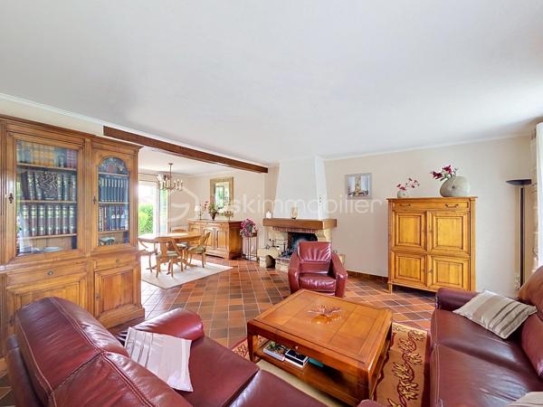LE PLESSIS-PÂTE Limite BRETIGNY - Idéalement située, dans un secteur calme et très recherché, cette maison familiale est idéale pour les familles avec un parcours scolaire complet à proximité immédiate, vous trouverez le Bus 4533 à 2min à pieds qui mène à la gare de Brétigny en 10min, les commerces des Arcades du Clos à moins de 10min à pieds, ainsi qu'à 5min en voiture de la zone commerciale de la Croix Blanche. Dans une rue pavillonnaire, venez découvrir cette maison construite en 1983 sur un terrain de 623m², et d'une surface d'environ 150m² habitable (pour un total de 220m² au sol avec le sous sol). Au rez de chaussée, une belle entrée avec placard, un vaste séjour avec salon, salle à manger et sa cheminée, une cuisine indépendante aménagée et équipée accessible par l'entrée mais également par la pièce à vivre. Des portes vitrées permettent d'accéder au jardin et principalement à une belle terrasse exposée plein Sud. Une première chambre, une salle de douche et un toilette séparé complètent ce niveau. Au premier étage, un dégagement qui dessert trois grandes chambres, une salle de bains, un dressing et un toilette séparé avec lave main. Un accès au grenier est présent à ce niveau. Enfin au sous sol, une buanderie, un atelier, une cave à vins, une pièce de stockage, un grand garage avec porte électrique. Dans le jardin, un barbecue en pierre, une rampe d'accès au garage, une cabane de jardin. Pas de travaux de gros œuvre à prévoir, fenêtres en double vitrage bois/aluminium, volets roulants électriques. Travaux de rafraichissement et modernisation dans certaines pièces à prévoir