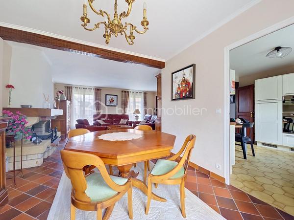 LE PLESSIS-PÂTE Limite BRETIGNY - Idéalement située, dans un secteur calme et très recherché, cette maison familiale est idéale pour les familles avec un parcours scolaire complet à proximité immédiate, vous trouverez le Bus 4533 à 2min à pieds qui mène à la gare de Brétigny en 10min, les commerces des Arcades du Clos à moins de 10min à pieds, ainsi qu'à 5min en voiture de la zone commerciale de la Croix Blanche. Dans une rue pavillonnaire, venez découvrir cette maison construite en 1983 sur un terrain de 623m², et d'une surface d'environ 150m² habitable (pour un total de 220m² au sol avec le sous sol). Au rez de chaussée, une belle entrée avec placard, un vaste séjour avec salon, salle à manger et sa cheminée, une cuisine indépendante aménagée et équipée accessible par l'entrée mais également par la pièce à vivre. Des portes vitrées permettent d'accéder au jardin et principalement à une belle terrasse exposée plein Sud. Une première chambre, une salle de douche et un toilette séparé complètent ce niveau. Au premier étage, un dégagement qui dessert trois grandes chambres, une salle de bains, un dressing et un toilette séparé avec lave main. Un accès au grenier est présent à ce niveau. Enfin au sous sol, une buanderie, un atelier, une cave à vins, une pièce de stockage, un grand garage avec porte électrique. Dans le jardin, un barbecue en pierre, une rampe d'accès au garage, une cabane de jardin. Pas de travaux de gros œuvre à prévoir, fenêtres en double vitrage bois/aluminium, volets roulants électriques. Travaux de rafraichissement et modernisation dans certaines pièces à prévoir