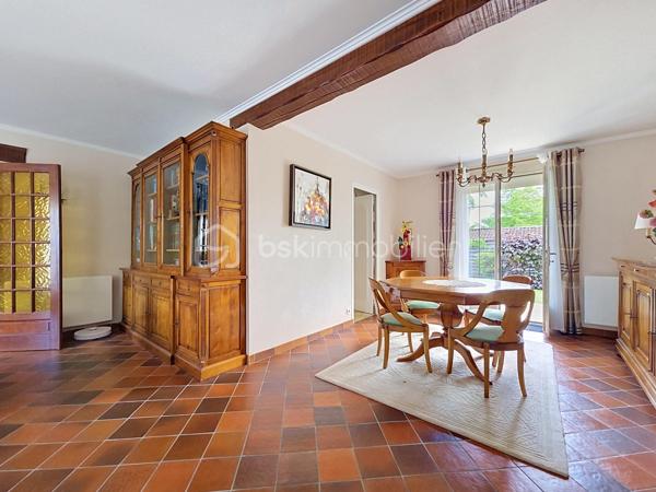 LE PLESSIS-PÂTE Limite BRETIGNY - Idéalement située, dans un secteur calme et très recherché, cette maison familiale est idéale pour les familles avec un parcours scolaire complet à proximité immédiate, vous trouverez le Bus 4533 à 2min à pieds qui mène à la gare de Brétigny en 10min, les commerces des Arcades du Clos à moins de 10min à pieds, ainsi qu'à 5min en voiture de la zone commerciale de la Croix Blanche. Dans une rue pavillonnaire, venez découvrir cette maison construite en 1983 sur un terrain de 623m², et d'une surface d'environ 150m² habitable (pour un total de 220m² au sol avec le sous sol). Au rez de chaussée, une belle entrée avec placard, un vaste séjour avec salon, salle à manger et sa cheminée, une cuisine indépendante aménagée et équipée accessible par l'entrée mais également par la pièce à vivre. Des portes vitrées permettent d'accéder au jardin et principalement à une belle terrasse exposée plein Sud. Une première chambre, une salle de douche et un toilette séparé complètent ce niveau. Au premier étage, un dégagement qui dessert trois grandes chambres, une salle de bains, un dressing et un toilette séparé avec lave main. Un accès au grenier est présent à ce niveau. Enfin au sous sol, une buanderie, un atelier, une cave à vins, une pièce de stockage, un grand garage avec porte électrique. Dans le jardin, un barbecue en pierre, une rampe d'accès au garage, une cabane de jardin. Pas de travaux de gros œuvre à prévoir, fenêtres en double vitrage bois/aluminium, volets roulants électriques. Travaux de rafraichissement et modernisation dans certaines pièces à prévoir