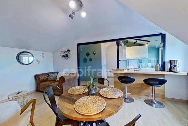 A VENDRE -Exclusivité - Saint-Quay-Portrieux (22) - T2 bis sous combles, espace nuit cabine, cave 10 m², aperçu mer - 32,41 m² Carrez - 48 m² utiles - plage et commerces à pied - station balnéaire.