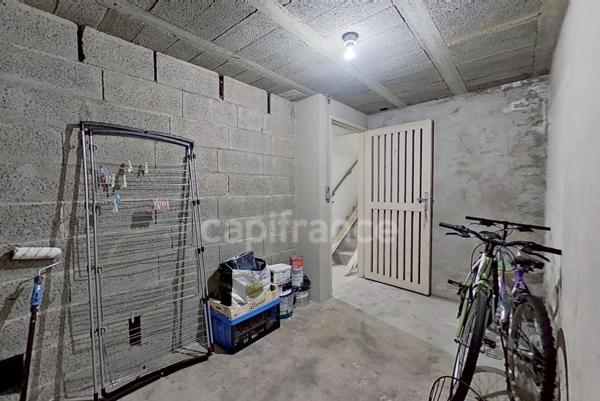 A VENDRE -Exclusivité - Saint-Quay-Portrieux (22) - T2 bis sous combles, espace nuit cabine, cave 10 m², aperçu mer - 32,41 m² Carrez - 48 m² utiles - plage et commerces à pied - station balnéaire.