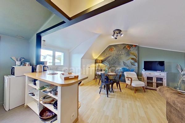 A VENDRE -Exclusivité - Saint-Quay-Portrieux (22) - T2 bis sous combles, espace nuit cabine, cave 10 m², aperçu mer - 32,41 m² Carrez - 48 m² utiles - plage et commerces à pied - station balnéaire.