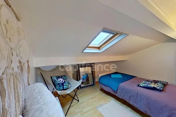 A VENDRE -Exclusivité - Saint-Quay-Portrieux (22) - T2 bis sous combles, espace nuit cabine, cave 10 m², aperçu mer - 32,41 m² Carrez - 48 m² utiles - plage et commerces à pied - station balnéaire.