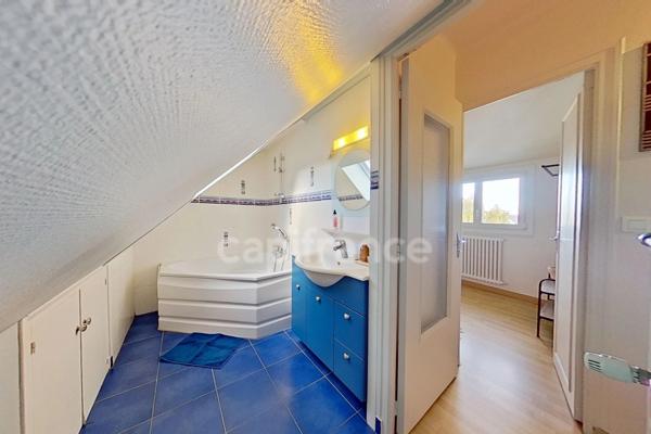 A VENDRE -Exclusivité - Saint-Quay-Portrieux (22) - T2 bis sous combles, espace nuit cabine, cave 10 m², aperçu mer - 32,41 m² Carrez - 48 m² utiles - plage et commerces à pied - station balnéaire.