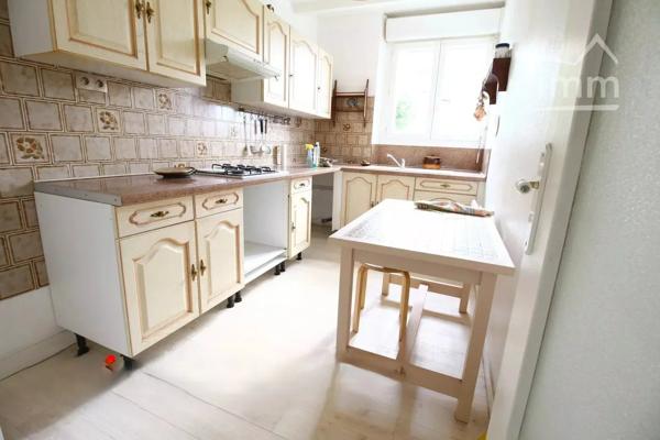 A vendre une bâtisse avec 2 logements avec terrain non attenant.