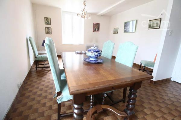 A vendre une bâtisse avec 2 logements avec terrain non attenant.